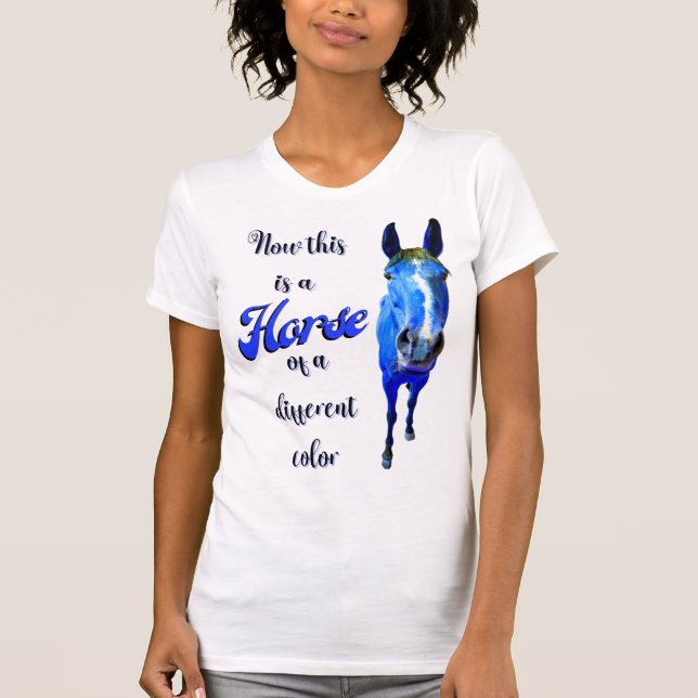 T-shirt Voici un cheval d'une couleur différente en bleu (Devant)