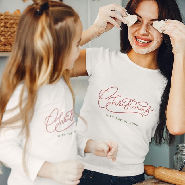 T-shirt Votre famille Noël moderne Script Nom de famille (#MatchingChristmasShirts #FestiveFamily #ChristmasStyle
Spread cheer! Rock the holidays with this!)