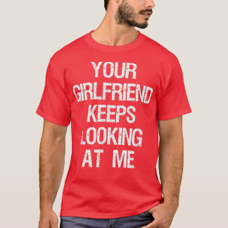 T-shirt Votre Petite Amie Continue À Me Regarder Drôle Cou