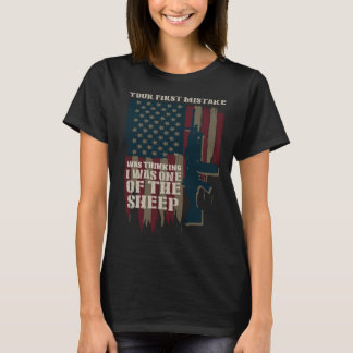 T-shirt Votre Première Erreur À Penser Que J'Étais Un Des 