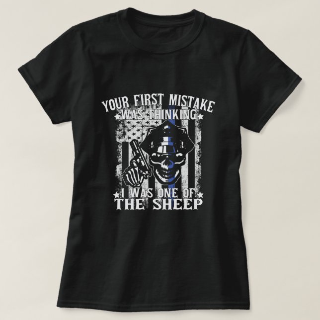 T-shirt Votre Première Erreur Était De Penser Que J'Étais  (Design devant)