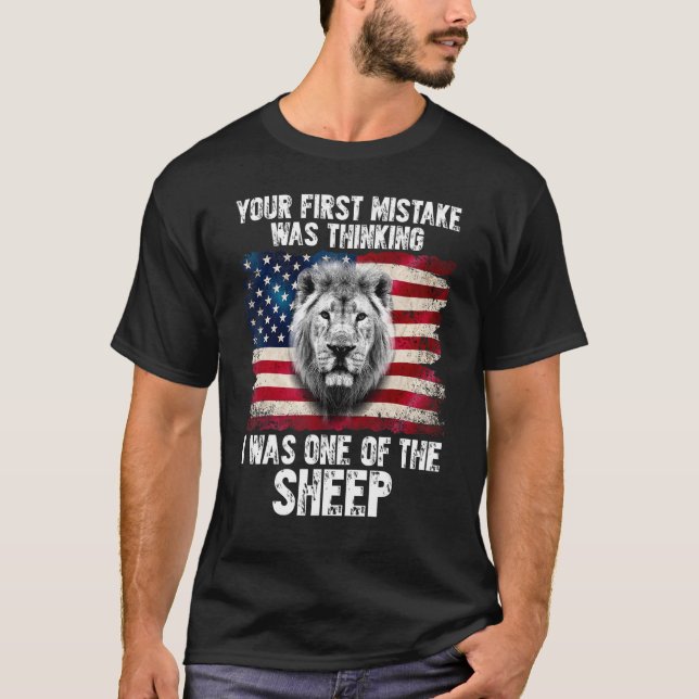 T-shirt Votre Première Erreur Était De Penser Que J'Étais  (Devant)