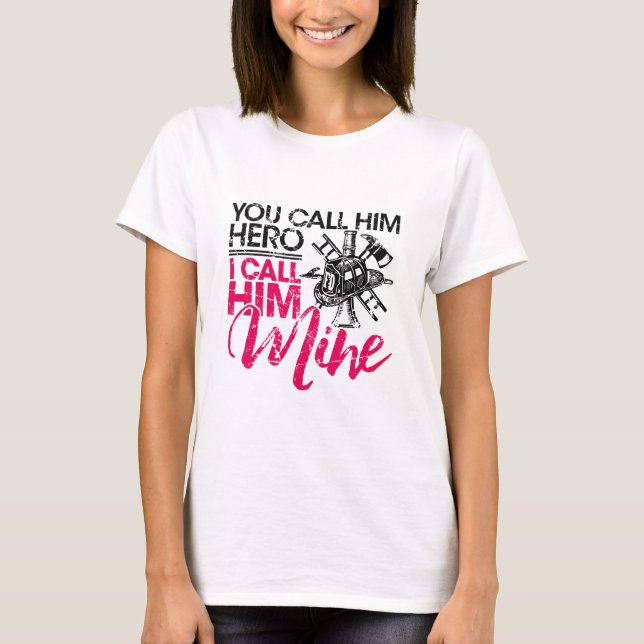 T-shirt Vous L'Appelez Héros Je L'Appelle Femme Pompière (Devant)