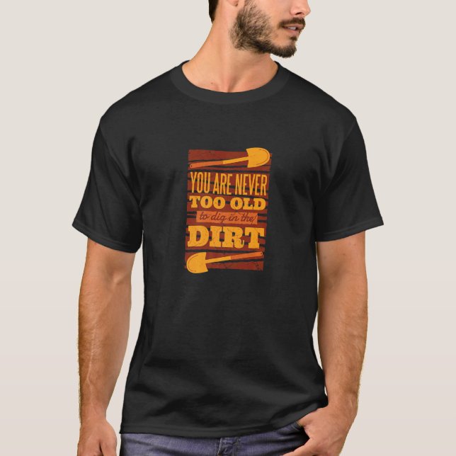 T-shirt Vous N'Êtes Jamais Trop Vieux Pour Jouer Creuser D (Devant)