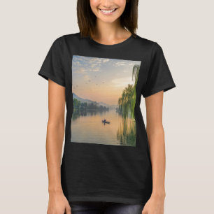 T-shirt Voyage sur la rivière au coucher de soleil doré