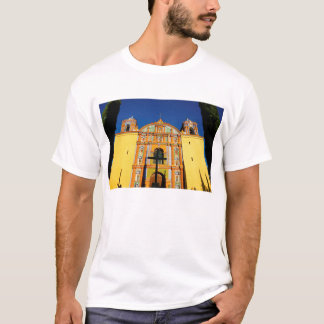 T-shirt Vue d'angle faible d'église fleurie jaune