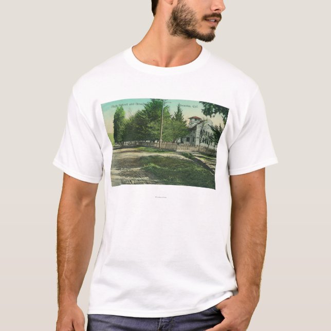 T-shirt Vue de Broadway de l'extérieur du lycée (Devant)