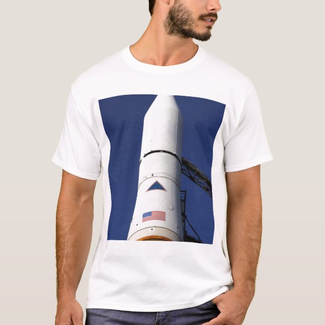 T-shirt Vue du cône avant de la fusée Delta IV (Devant)