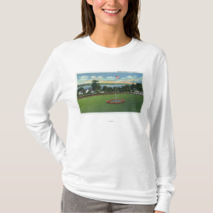 T-shirt Vue du parc et du mât de drapeau de village de