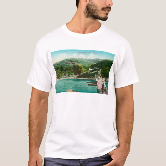 T-shirt Vue d'une famille sur le lac DockInverness, CA (Devant)