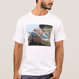 T-shirt Vue en gros plan d'un soldat berçant des munition