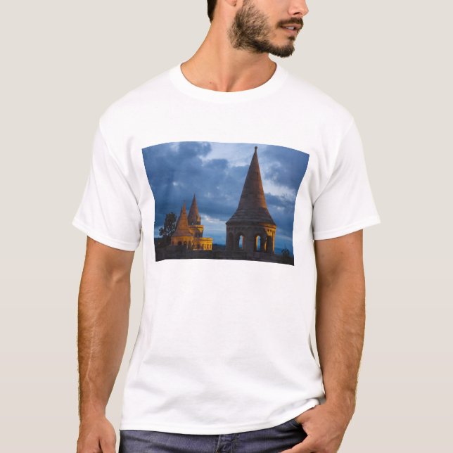 T-shirt Vue nocturne sur le bastion des pêcheurs, Castle H (Devant)