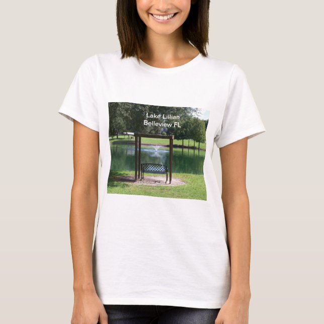 T-shirt Vue sur un lac de petite ville (Devant)