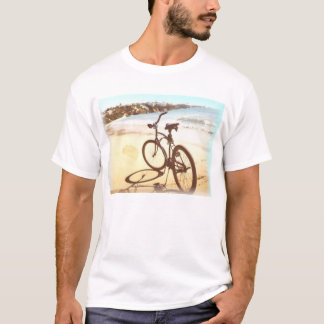 T-Shirt-Weiß auf den Strand gesetztes T-Shirt