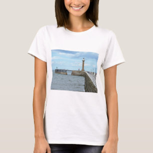 T-shirt Whitby dans le North Yorkshire, Angleterre.