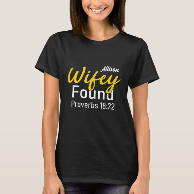 T-shirt Wifey Trouvé Proverbes 18:22 Chemise Couples (Devant)