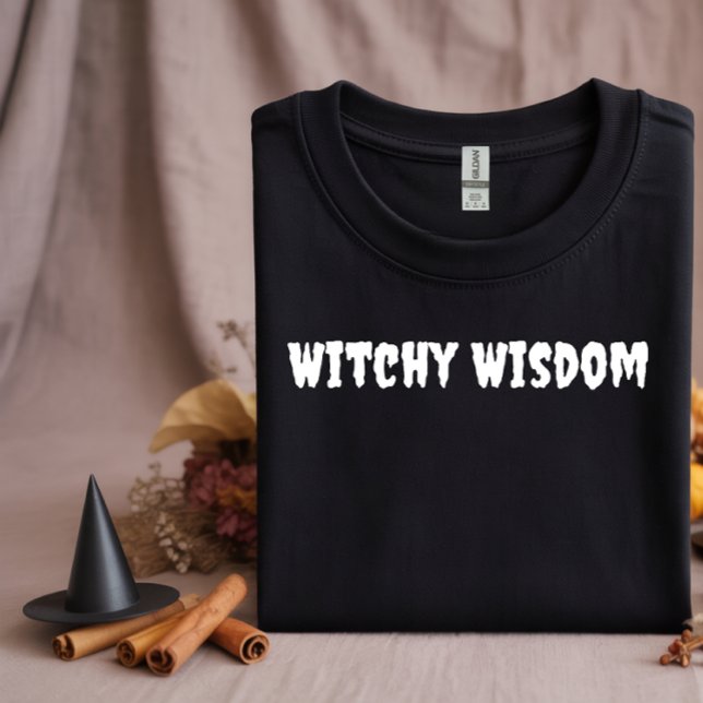 T-shirt Witchy Wisdom typographie blanche (Créateur téléchargé)
