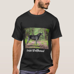 T-shirt Wolfhound irlandais noir pose dans la forêt