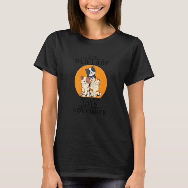 T-shirt Womens Never Underestimate An Old Lady Who Loves C (Devant)
