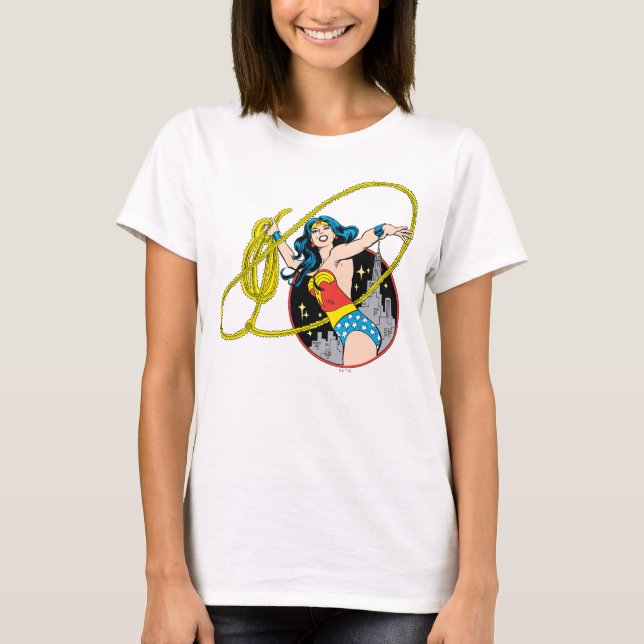 T-shirt Wonder Woman avec l'Arrière - plan de la ville (Devant)
