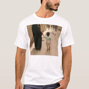 T-SHIRT Y A-T-IL UNE EXTRÉMITÉ À CECI ?