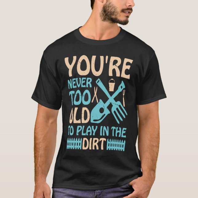 T-shirt You're Never Too Old to Play in the Dirt (Devant)