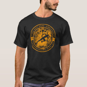 T-shirt zechjohn présente un design athlétique inspiré de