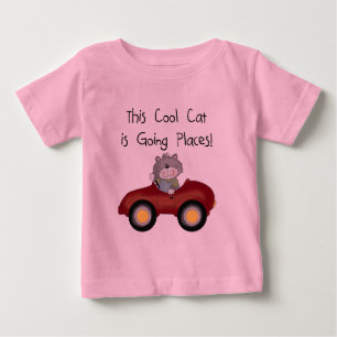 T-shirts et cadeaux rouges allants de voiture