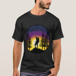 T-Shirts für Frauen, die den Pinienwald bewundern