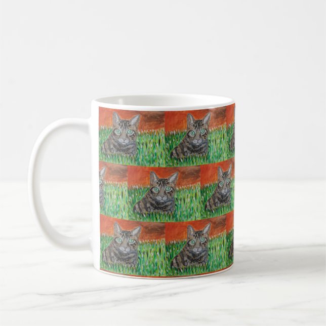 Tabby cat in nature  kaffeetasse (Links)