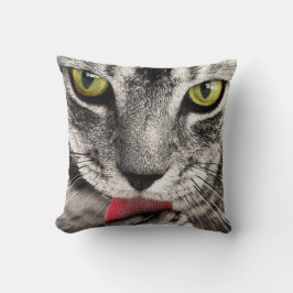 Tabby Cat Licking Paw Kissen