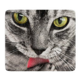 Tabby Cat Licking Paw Schneidebrett