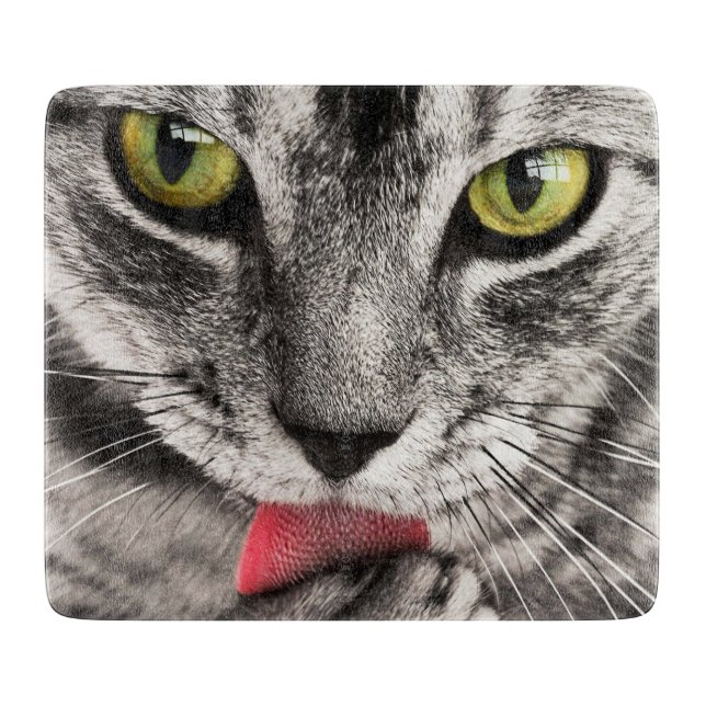 Tabby Cat Licking Paw Schneidebrett (Vorderseite)