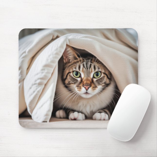Tabby Cat versteckt sich unter einer Decke Mousepad (Mit Mouse)