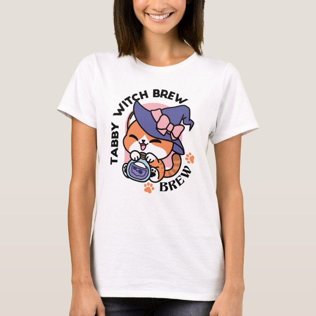 Tabby Hexentrank – Süßes Halloween-Katzendesign T-Shirt (Vorderseite)
