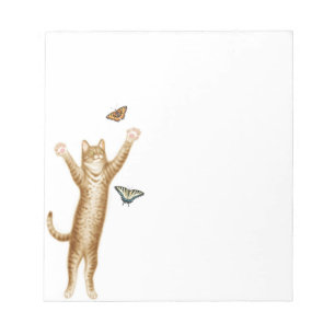 Tabby-Katze, die Schmetterlings-Notizblock jagt Notizblock
