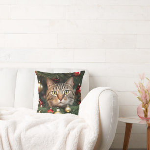 Tabby-Katze in einem Weihnachtsbaum Kissen