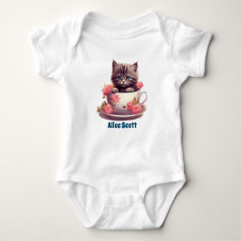 Tabby Kitten in einem Teacup mit rosa Rosenkunst Baby Strampler