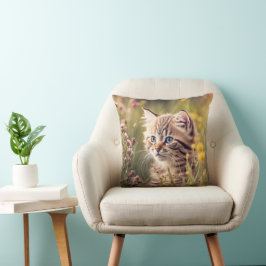 Tabby Kitten in Wildblumen Kissen