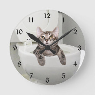 Tabbykatze in der Toilette Runde Wanduhr