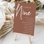 Tabelle NINE   Gast-Namen von Hand Tischnummer<br><div class="desc">Einfache und schicke Tischnummer-Karten im Erdton Rost braun und Weiß machen eine elegante Aussage bei Ihrer Hochzeit oder Veranstaltung. Das Design enthält "Table [number]" in einem spannenden Mix aus klassischer Serif und handgeschriebenem Skriptsatz, darunter einzelne Gastnamen. Design wiederholt sich auf beiden Seiten. Einzelne nummerierte Karten werden separat verkauft; bestellen Sie...</div>