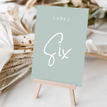 Tabelle SIX mit der grünen Hand Tischnummer<br><div class="desc">Einfache und schicke Tischnummer-Karten in Pale Sage Green und Weiß machen eine elegante Aussage bei Ihrer Hochzeit oder Veranstaltung. Das Design bietet "table [number]" in einem spannenden Mix aus klassischen Serifen und handgeschriebenen Skripten. Design wiederholt sich auf beiden Seiten. Einzelne nummerierte Karten werden separat verkauft; bestellen Sie jede Tischnummer einzeln...</div>