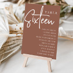 Tabelle SIXTEEN   Gast-Namen Tischnummer<br><div class="desc">Einfache und schicke Tischnummer-Karten im Erdton Rost braun und Weiß machen eine elegante Aussage bei Ihrer Hochzeit oder Veranstaltung. Das Design enthält "Table [number]" in einem spannenden Mix aus klassischer Serif und handgeschriebenem Skriptsatz, darunter einzelne Gastnamen. Design wiederholt sich auf beiden Seiten. Einzelne nummerierte Karten werden separat verkauft; bestellen Sie...</div>