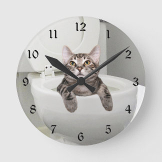 Tablettenkatze in der Toilette Runde Wanduhr