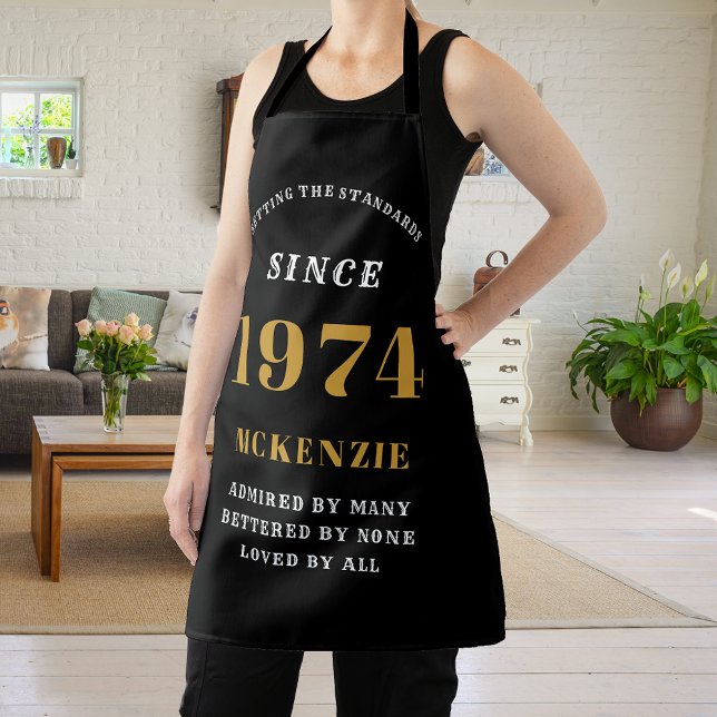Tablier 50e anniversaire 1974 Nom Chic Elegant Black Gold (Elegant Black & Gold Chic Apron - 50th Birthday 1974 Name Personalized Kitchen & BBQ Essentials.)