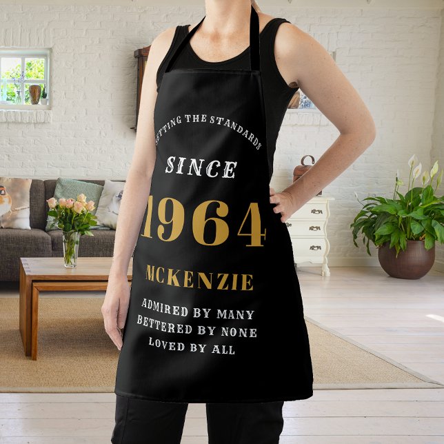 Tablier 60e anniversaire 1964 Nom Chic Elegant Black Gold (Elegant Black & Gold Chic Apron - 60th Birthday 1964 Name Personalized Kitchen & BBQ Essentials.)