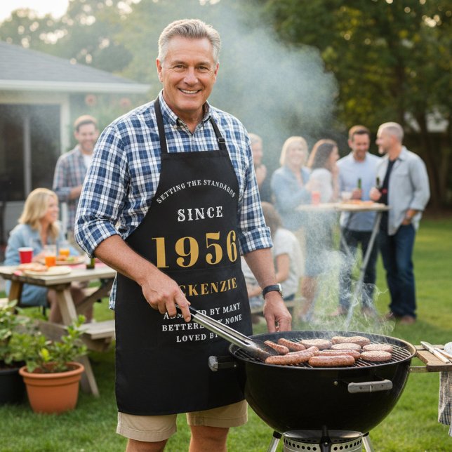 Tablier 70e anniversaire 1956 Nom Chic Elegant Black Gold (1956 Apron worn by a man at a BBQ)