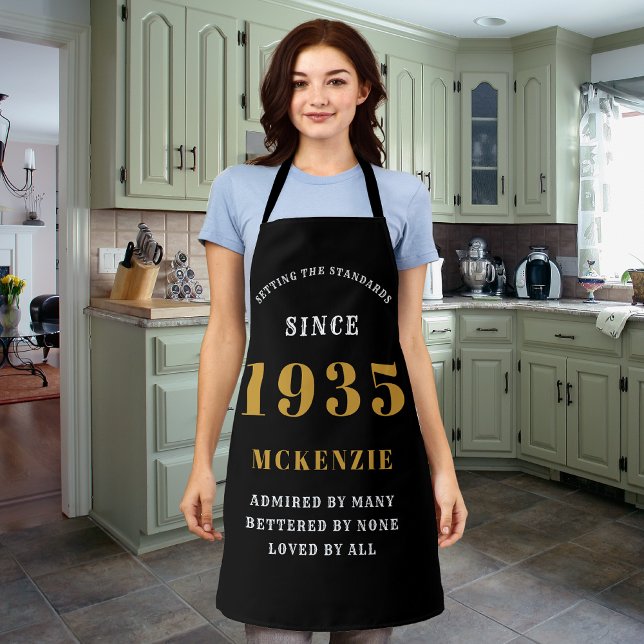 Tablier 90e anniversaire 1935 Nom Chic Elegant Black Gold (Black long apron for those born in 1935)