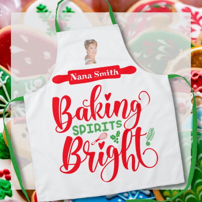 Tablier Baking Spirits Bright drôle nouveauté de Noël (Baking Spirits Bright cute Christmas holiday novelty apron. Add a name and photo if you choose!)