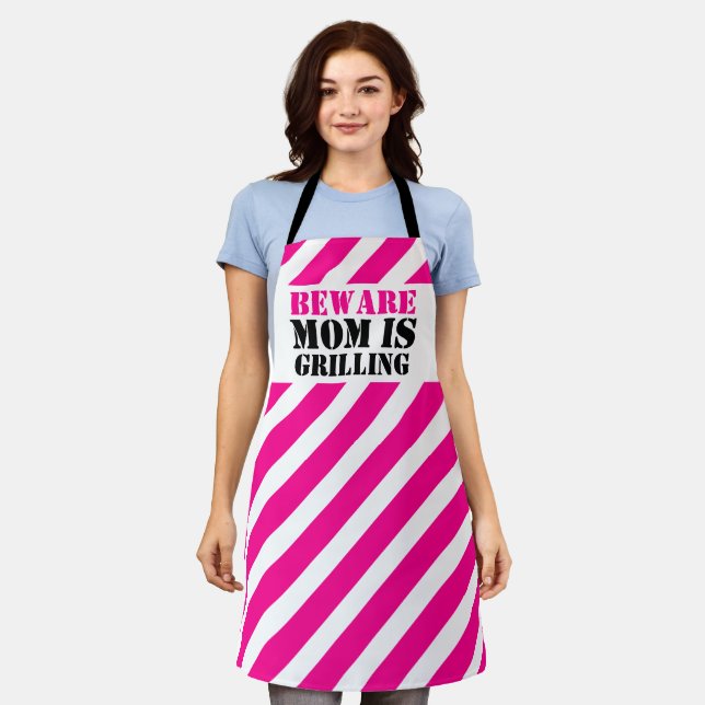 Tablier BEWARE Maman grillent graphique rose avertissement (Porté)